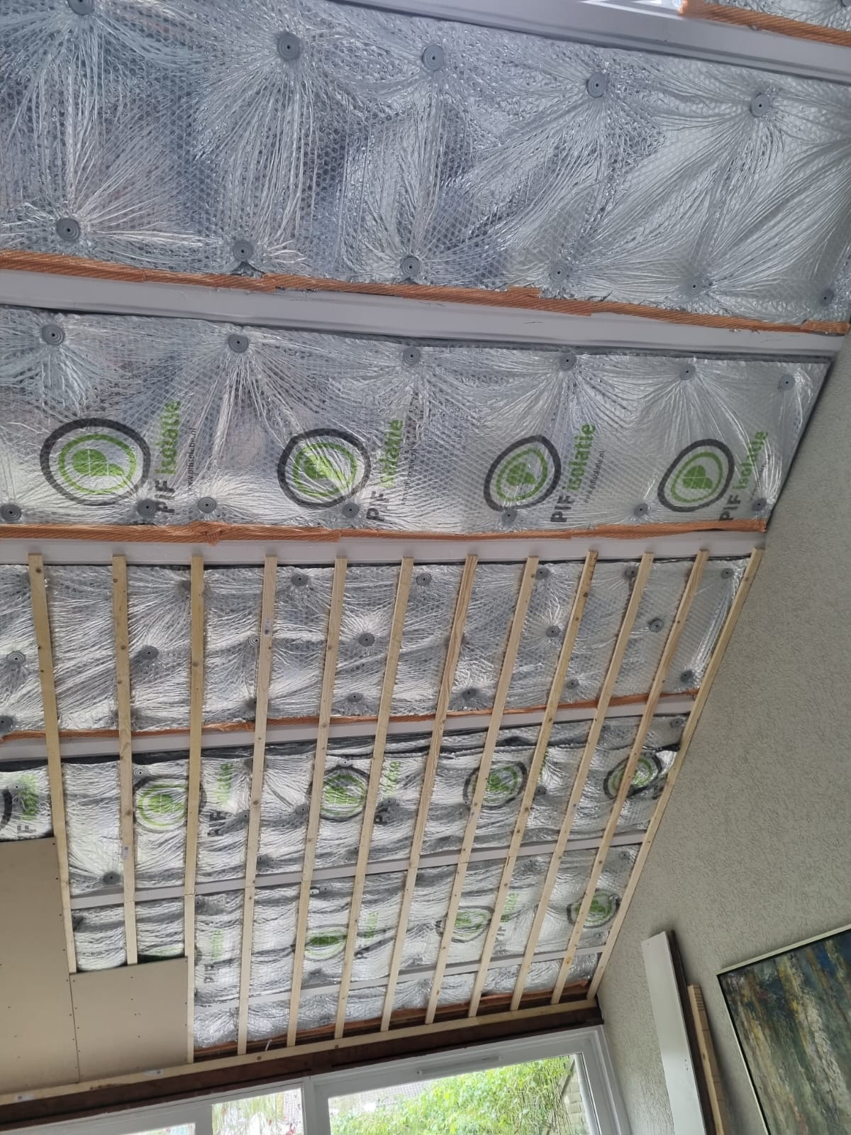 Schuin dak isoleren tussen balken